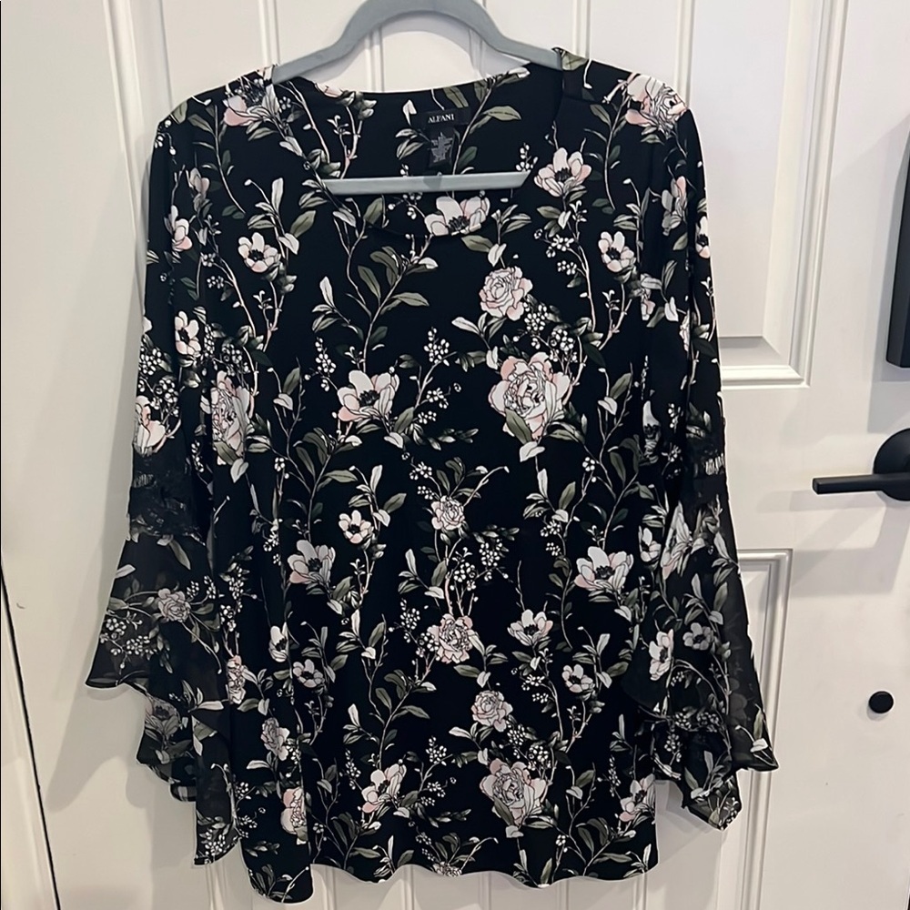 Alfani Large Graphic Floral flowy Flutter Sleeve BOHO Blouse in Black - Picture 3 of 8